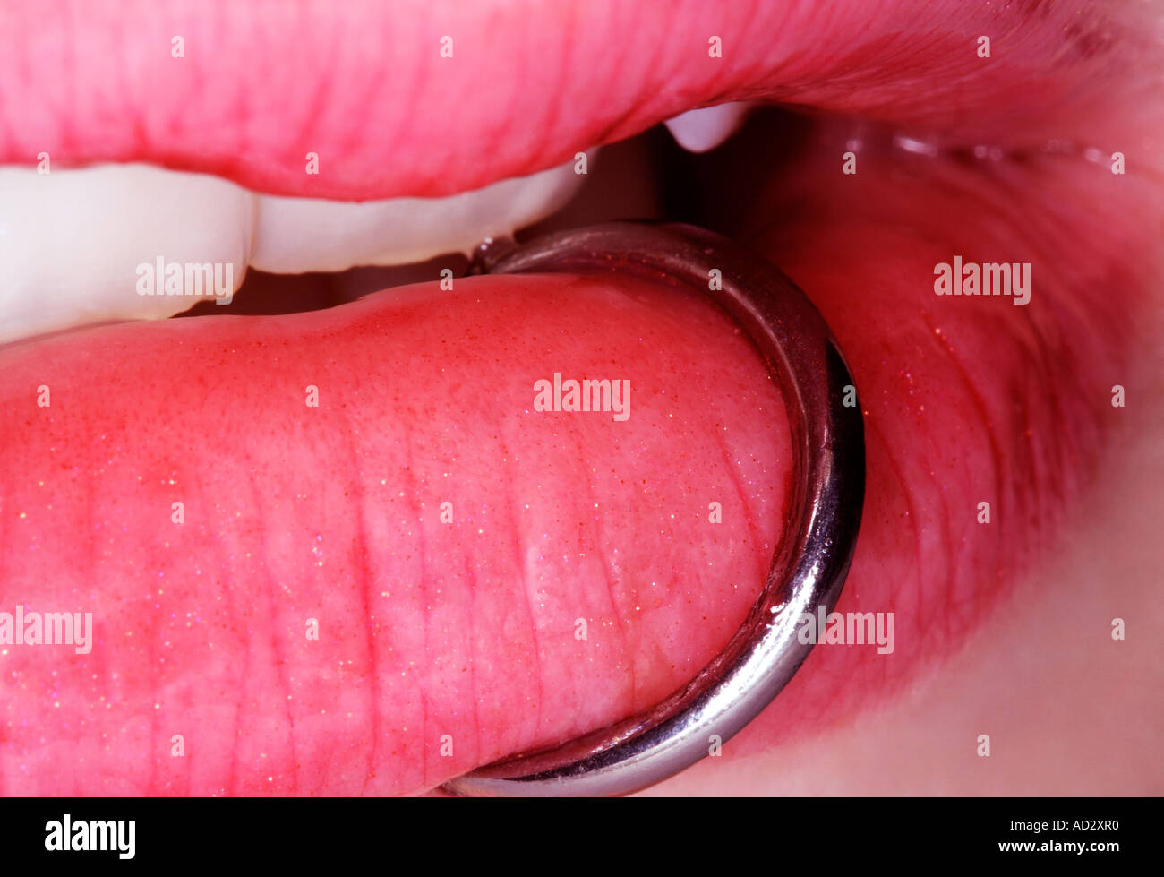 Untere Lippe Piercing Ring Stockfotografie Alamy