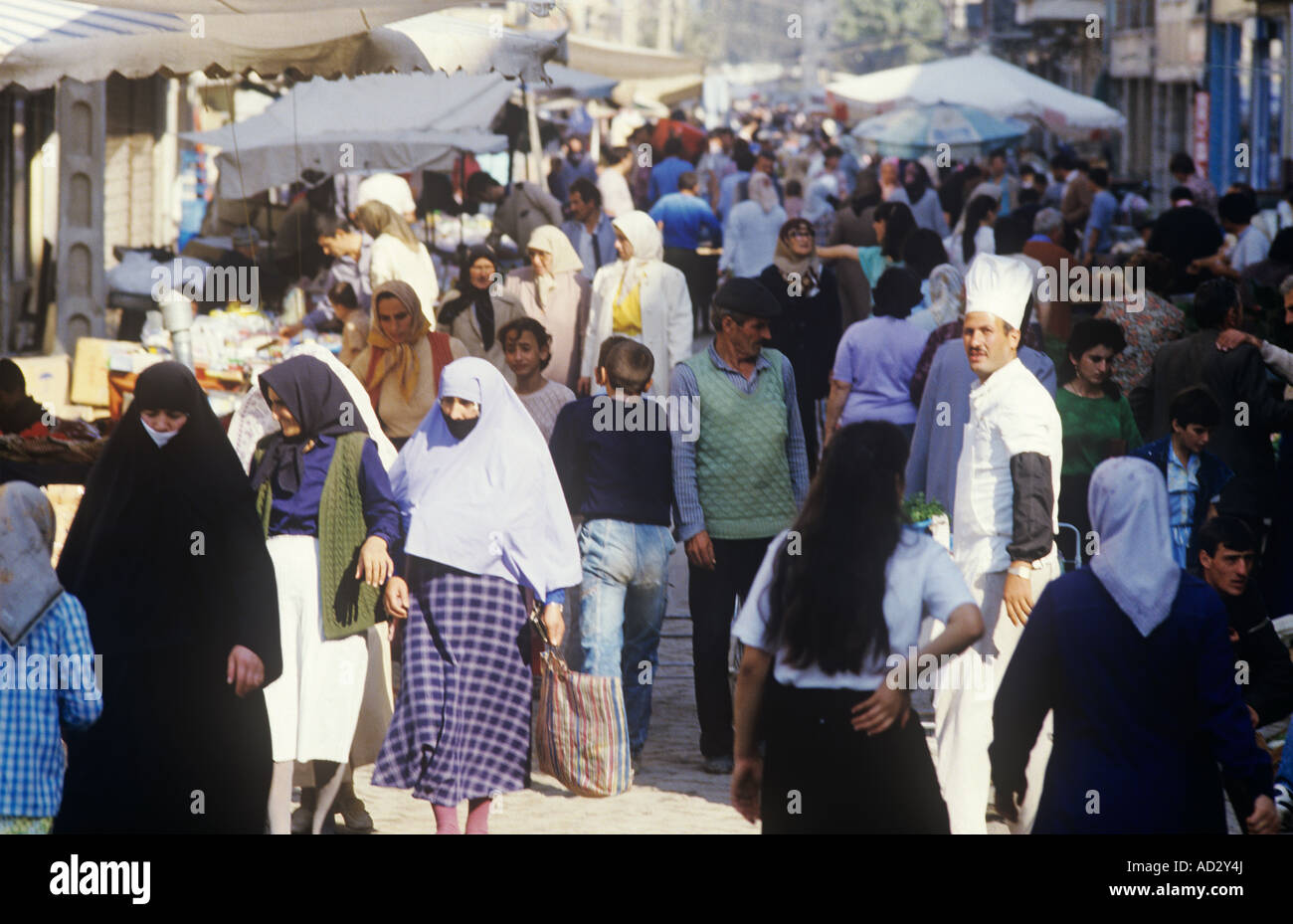 Türkei, Yalowa in Ostanatolien, eine gemischte Bevölkerung. Die Stadt ist für ihre heißen Quellen bekannt, das Bild zeigt die belebte Straße am Markttag. Stockfoto