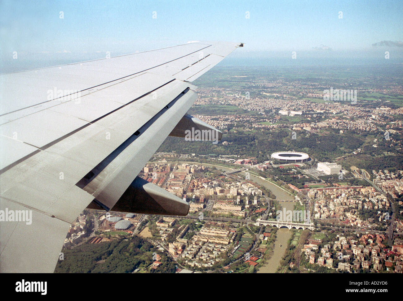 Luftaufnahme Des Flugels Und Olympiastadion Rom Aus Flugzeug Stockfotografie Alamy