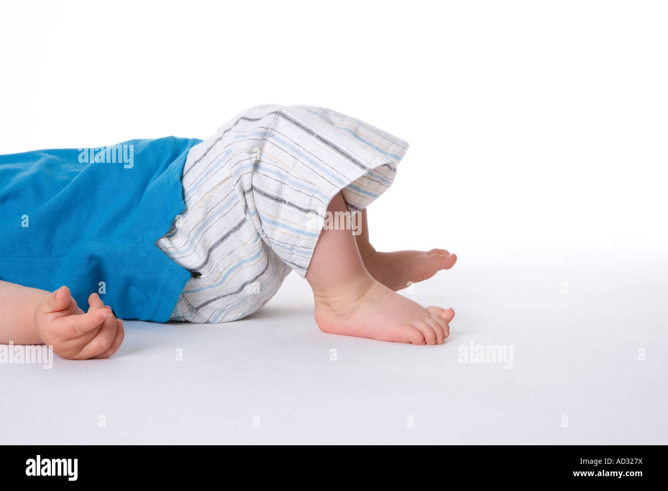 Baby Füße auf dem Boden zu bewegen Stockfoto
