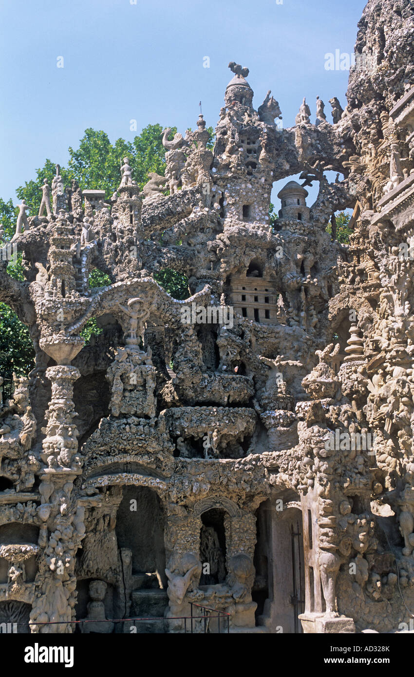 Phantasievolle Riesen, Tempel, Vögel und Tiere schmücken die Ideal-Palast von ländlichen Postbote Ferdinand Cheval in Hauterives, Frankreich Stockfoto