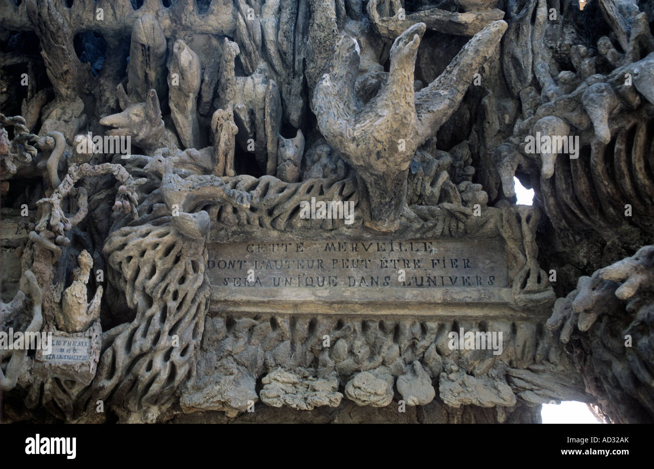 Phantasievolle Riesen, Tempel, Vögel und Tiere schmücken die Ideal-Palast von ländlichen Postbote Ferdinand Cheval in Hauterives, Frankreich Stockfoto