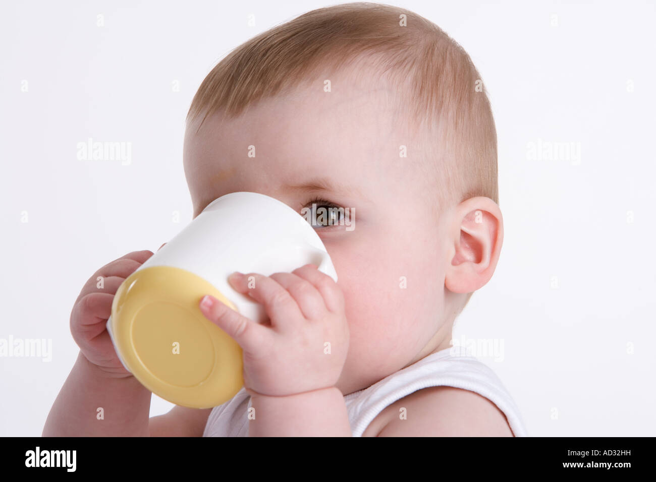 Trinken aus einer Tasse Baby jungen Stockfoto
