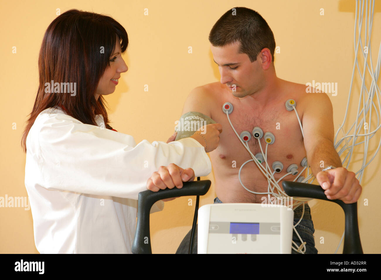 Mann mit ECG-test Stockfoto