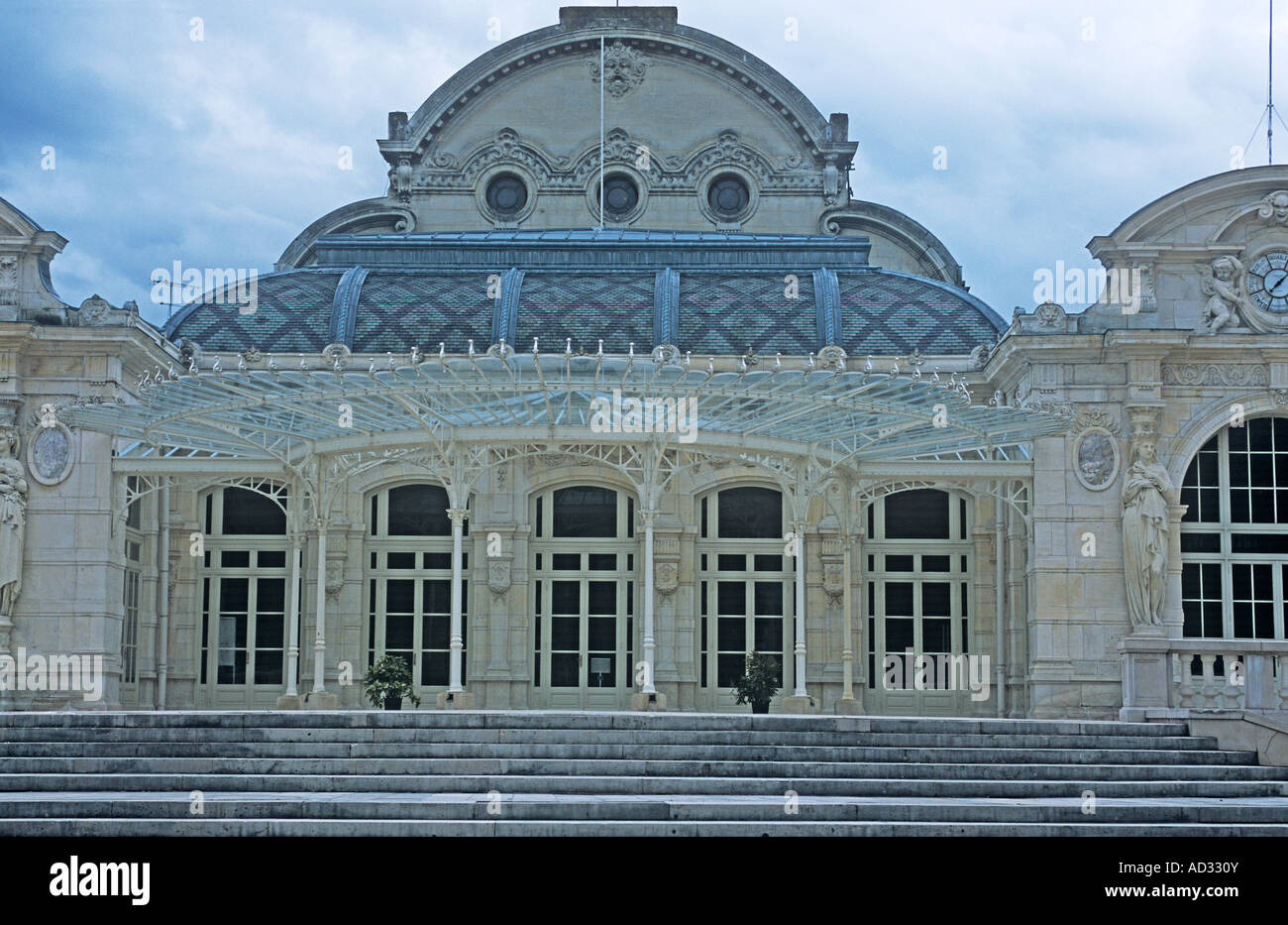 Neben der Vichy Parc des Sources in der Nähe der Thermen ist die Opéra Palais des Congres Stockfoto