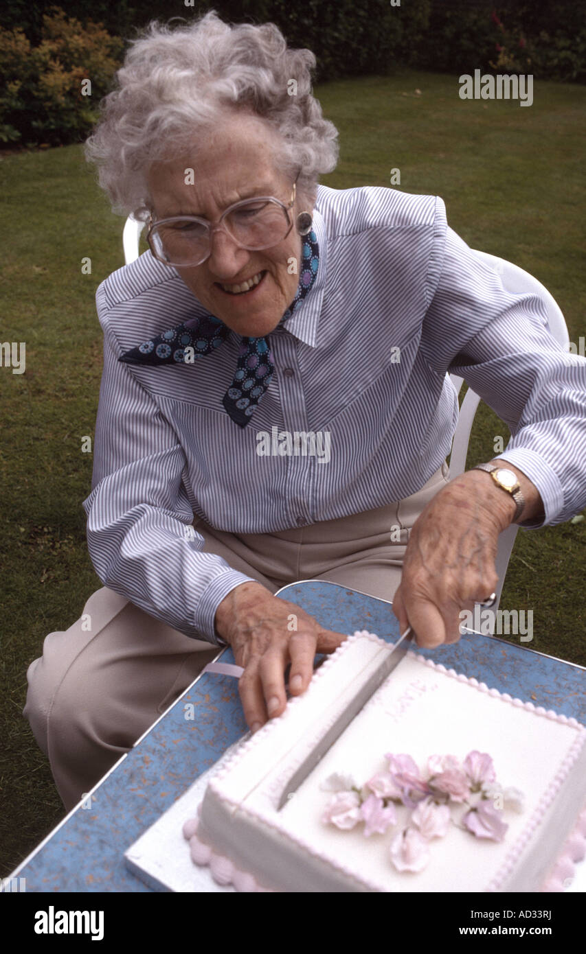 Frauenbeschneidung Geburtstag Kuchen Stockfoto