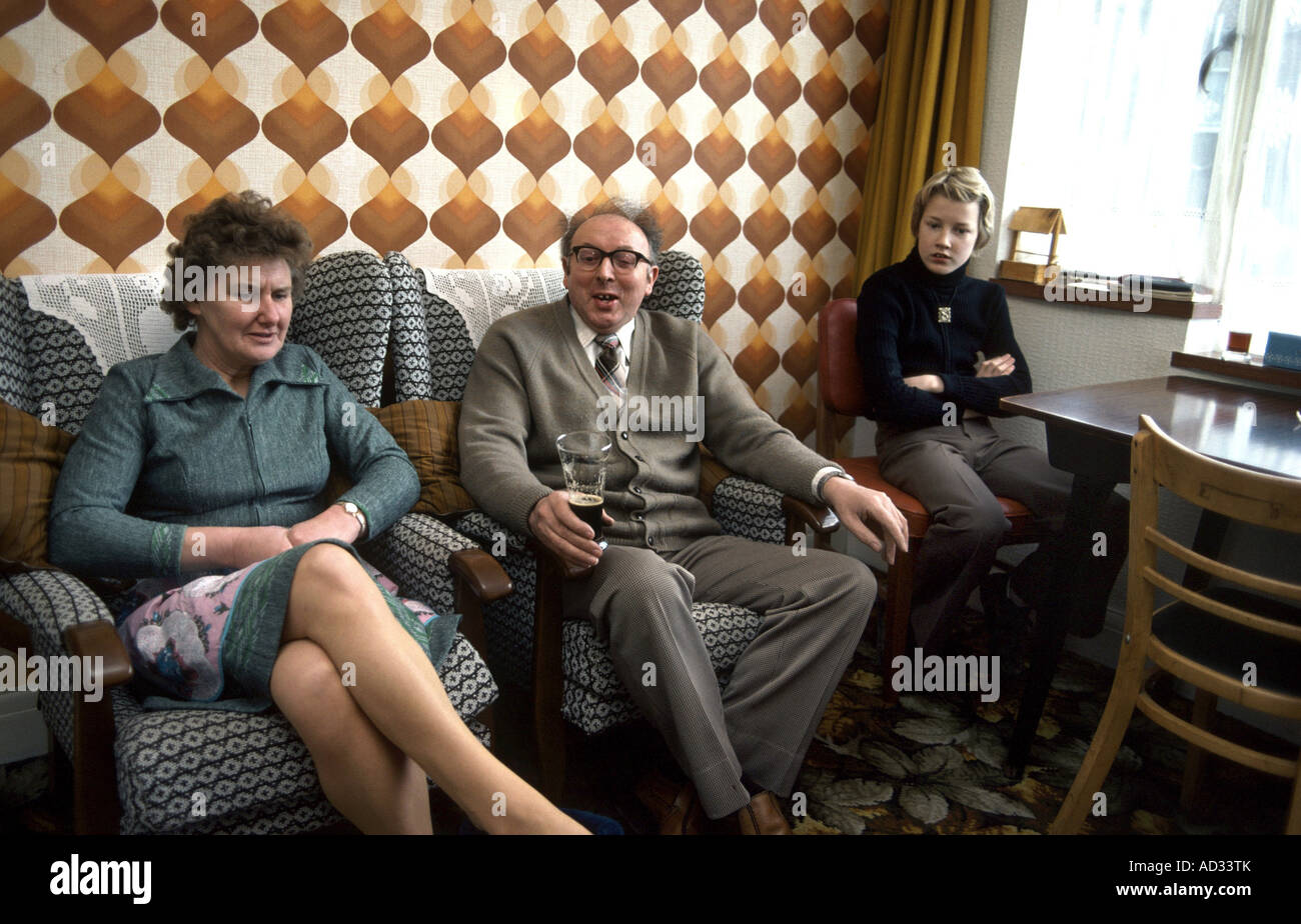 typisch 70er Jahre Wohnzimmer mit Familie sitzen Stockfoto