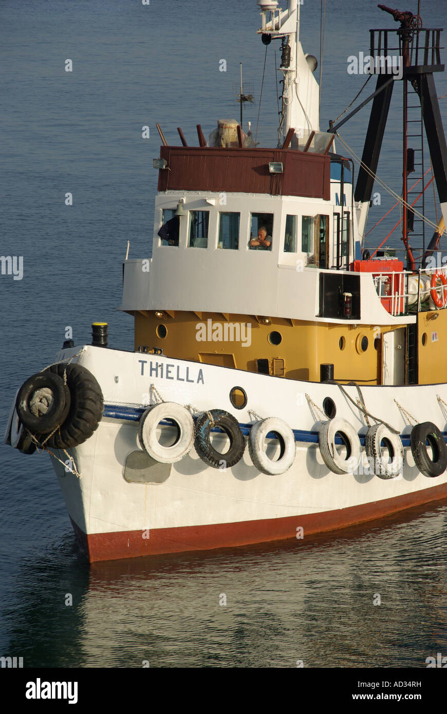 Aus dem Hafen von Igoumenitsa steht Schlepper Stockfoto