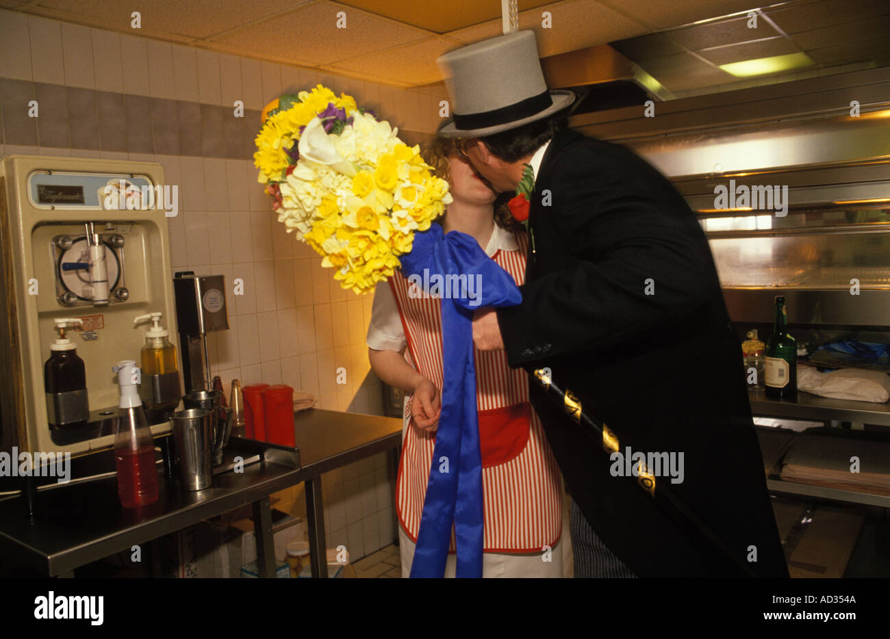 Hungerford Hocktide, Berkshire, Großbritannien. Zweiter Dienstag nach Ostern. 1980s GB. Tuttimen küsst die Frauen im Austausch für eine Orange. HOMER SYKES Stockfoto