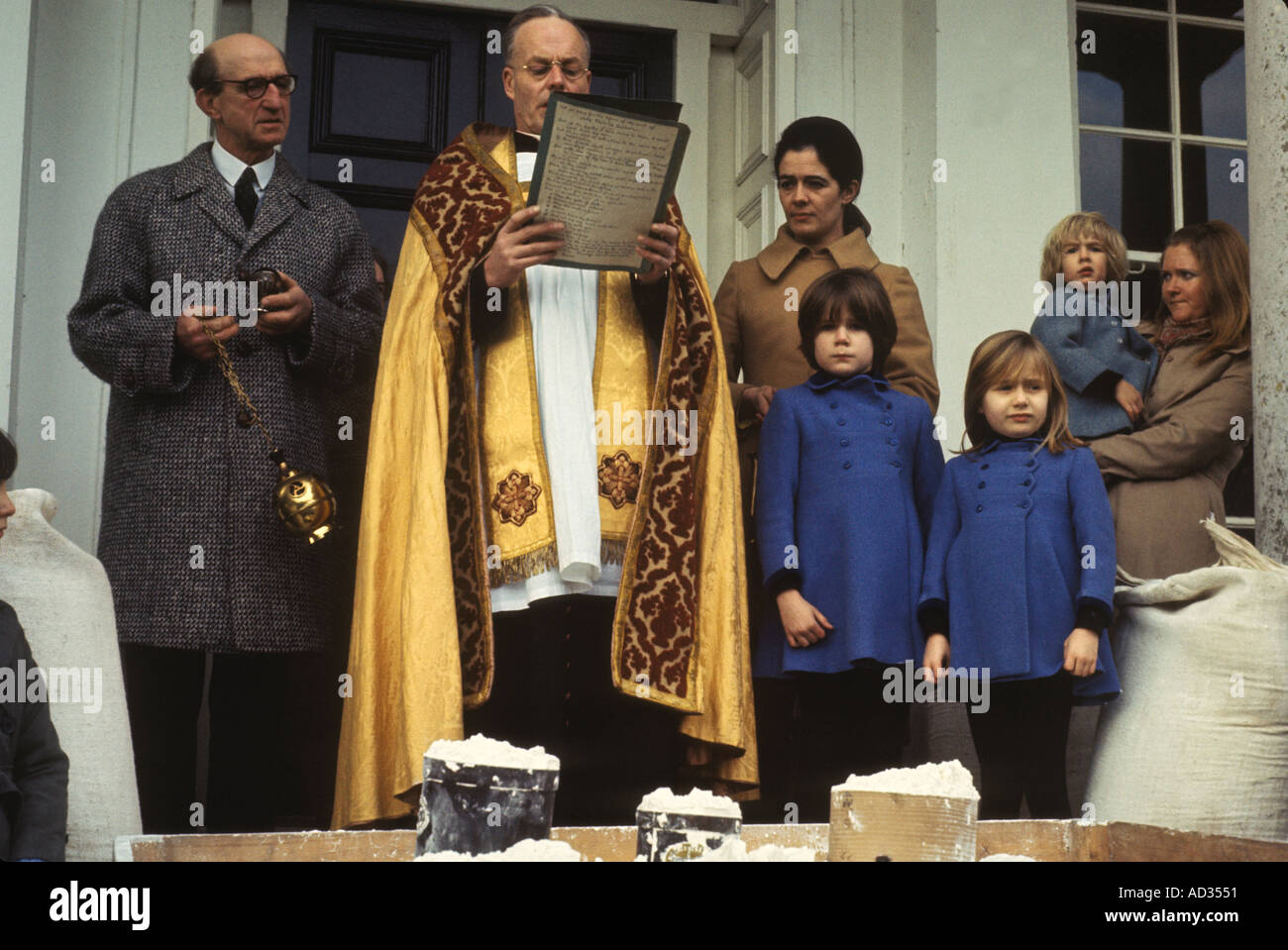 Tichborne Dole jedes Jahr am Lady Day, 25. März, segnet der römisch-katholische Priester Dole, bevor er verteilt wird. Tichborne Hampshire 1970s UK Stockfoto