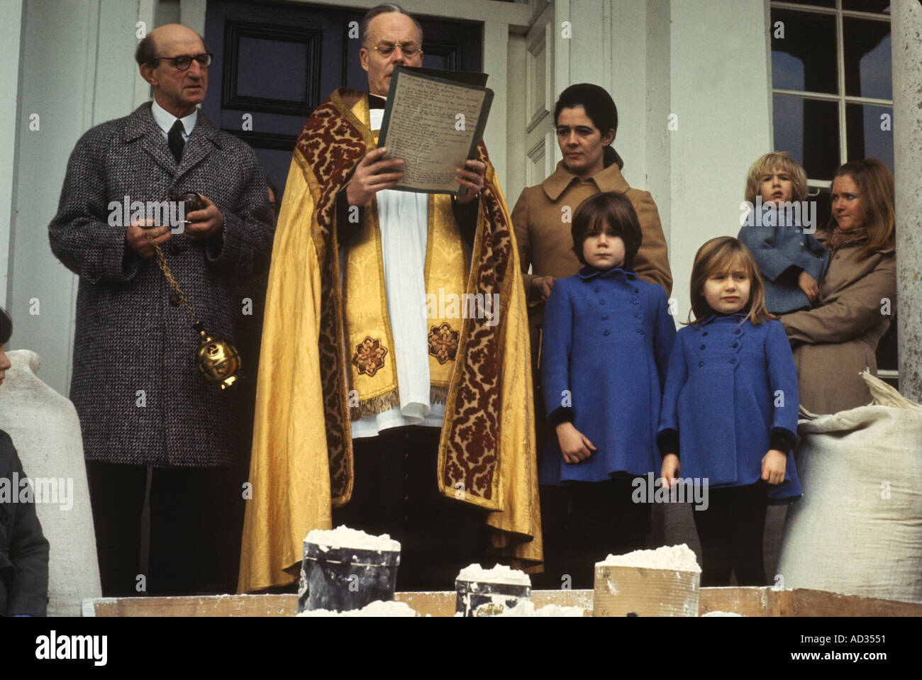 Tichborne Dole jedes Jahr am Tag der alten Dame am 25. März segnet der römisch-katholische Priester Dole, bevor er verteilt wird. Hampshire 1970s UK Stockfoto