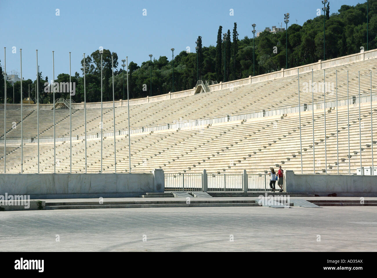 Athen paar Leute Panathinaiko weißen Marmorboden Arena & Track-Stadion für die griechischen Olympischen Spiele von 1896 nun eine wichtige touristische Attraktion Griechenland EU Stockfoto