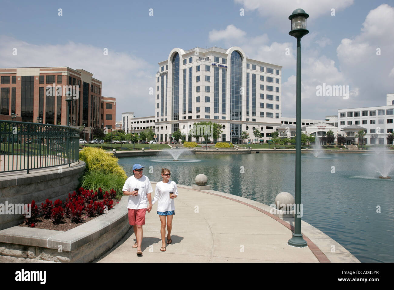 Virginia Tidewater Area Newport News, City Center at Oyster Point, Paar Mann Frau Frau Bürogebäude See Brunnen Wandern, Stockfoto