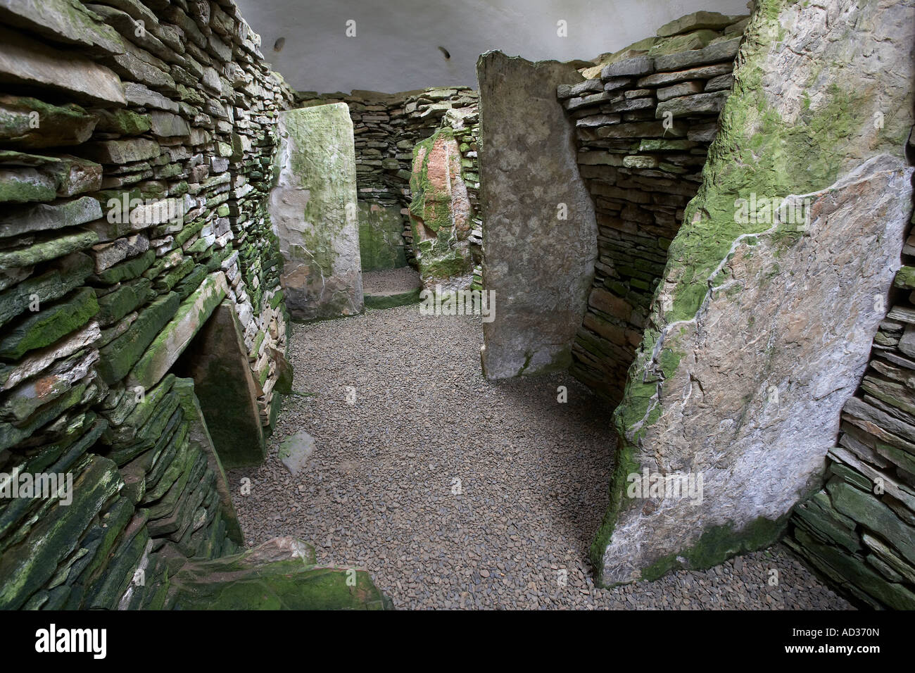 Im Inneren der neolithischen Grabhügel Unstan chambered Cairn Orkney Scotland UK Stockfoto