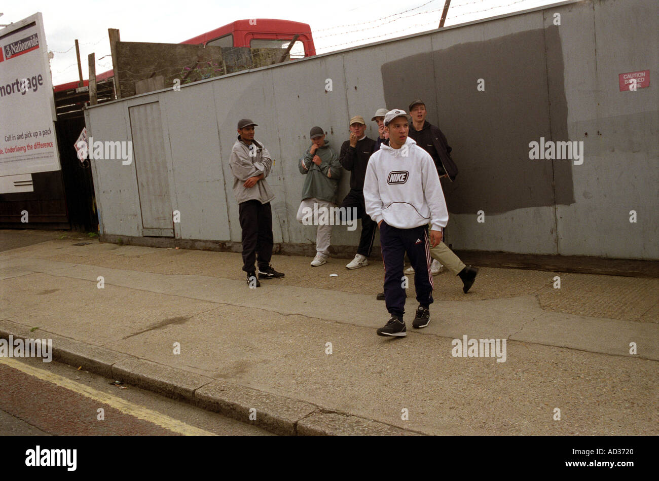 Gruppe von jungen Burschen hängen rund um die Straßen von East London. Stockfoto