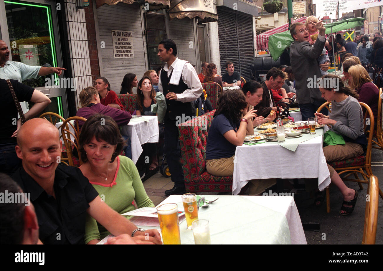 Menschen Essen im Restaurant im Freien in Brick Lane. Stockfoto
