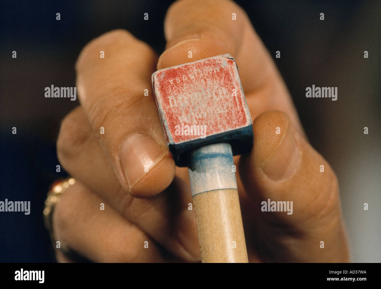 Nahaufnahme von Menschenhand Kreiden einen Billardqueue. Stockfoto
