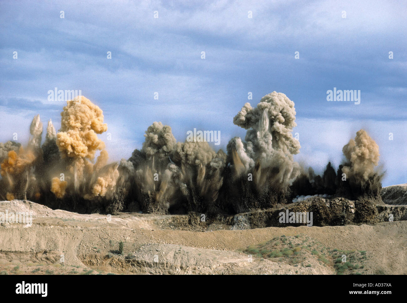 Explosion löst Schmutz in den Himmel in einer Mine. Stockfoto