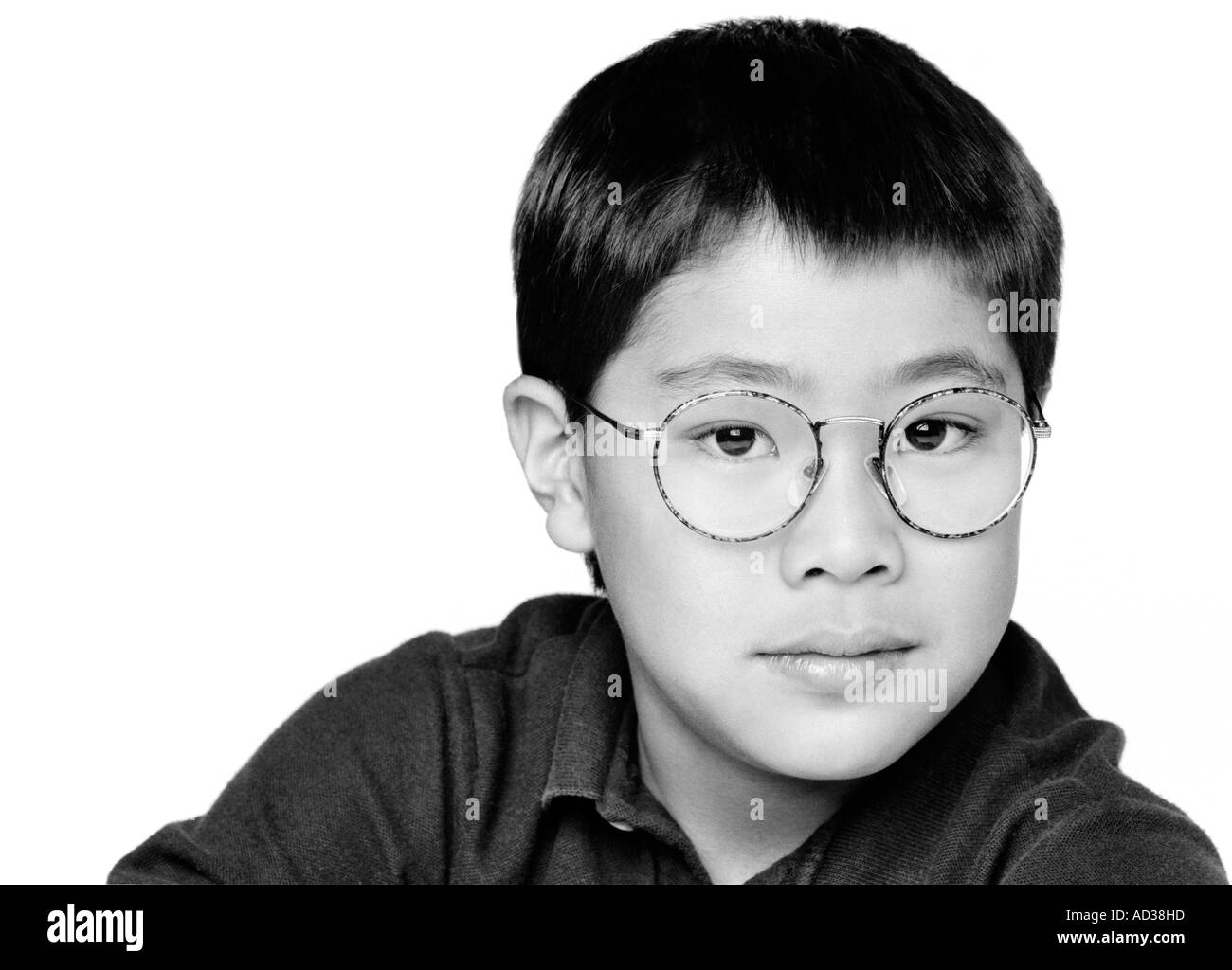 Schwarz / weiß Foto eines asiatischen Jungen mit Brille schauen traurig. Stockfoto