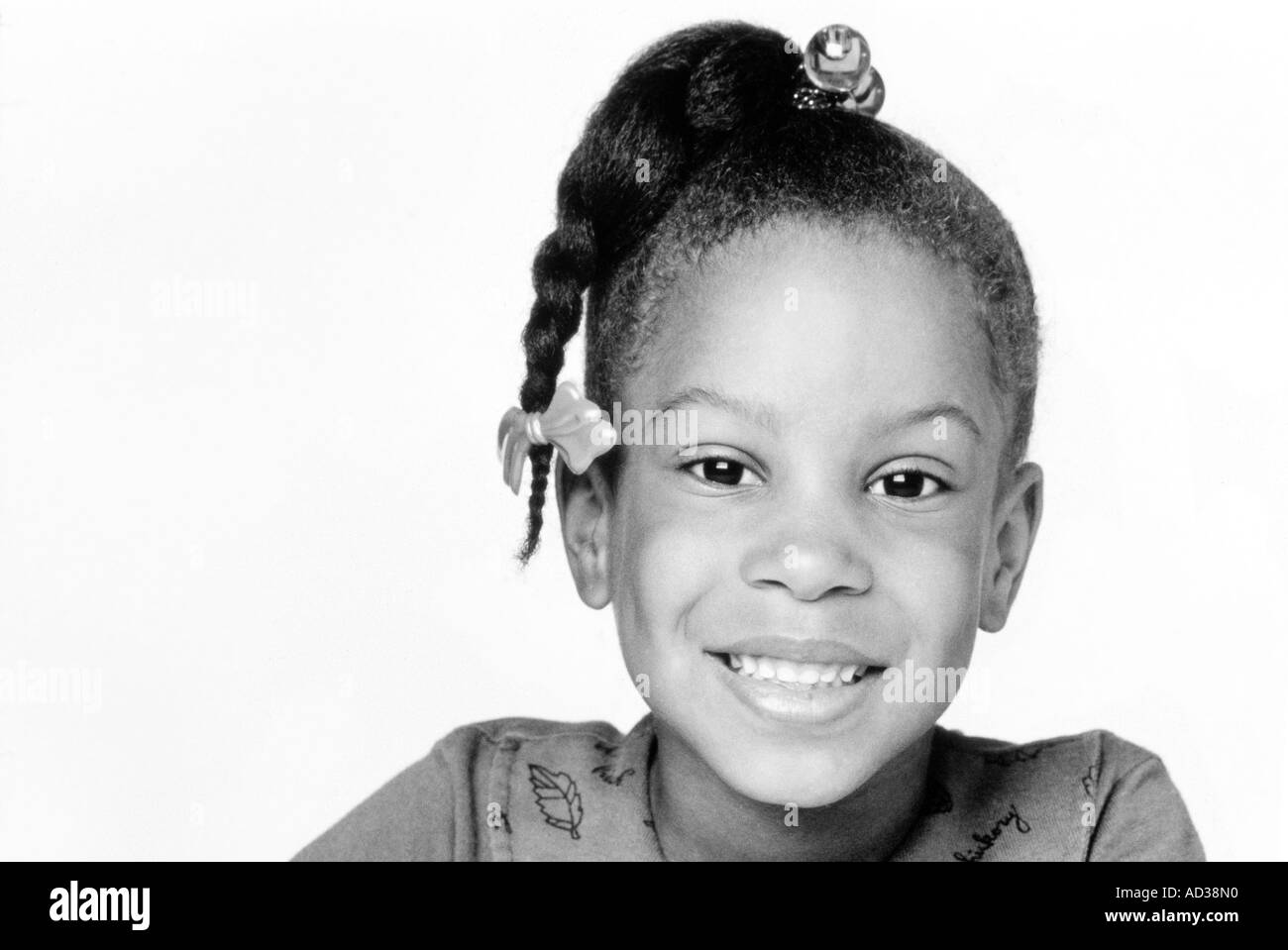 Schwarz / weiß Foto von afroamerikanischen Mädchen lächelnd. Stockfoto