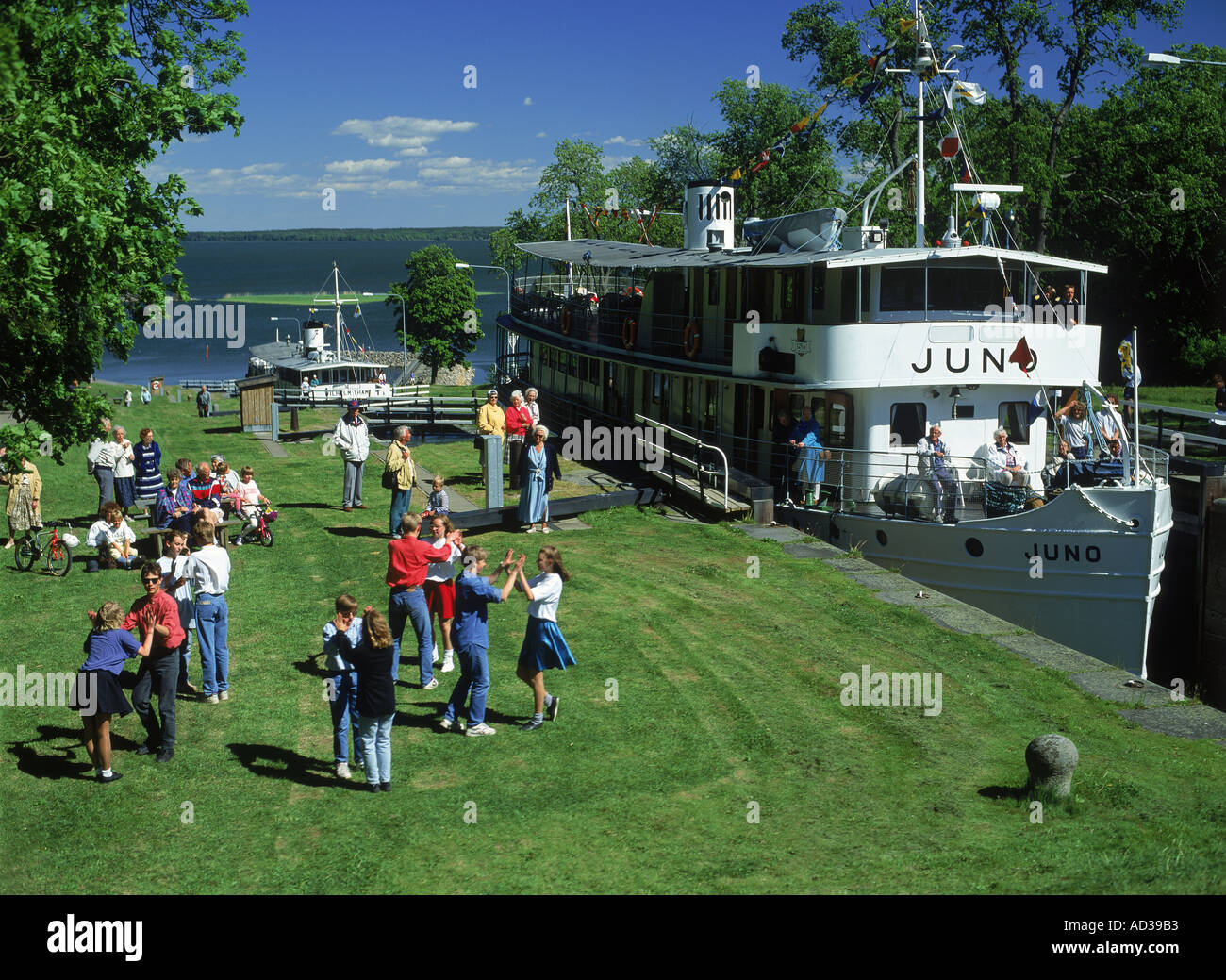 Göta Kanal-Dampfer am Berg Schlösser in Schweden mit Passagieren tanzen oder Entspannung Stockfoto