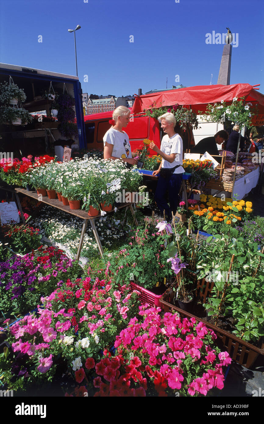 Finnische Frauen verkaufen Blumen am südlichen Hafen Marktplatz in Helsinki Stockfoto