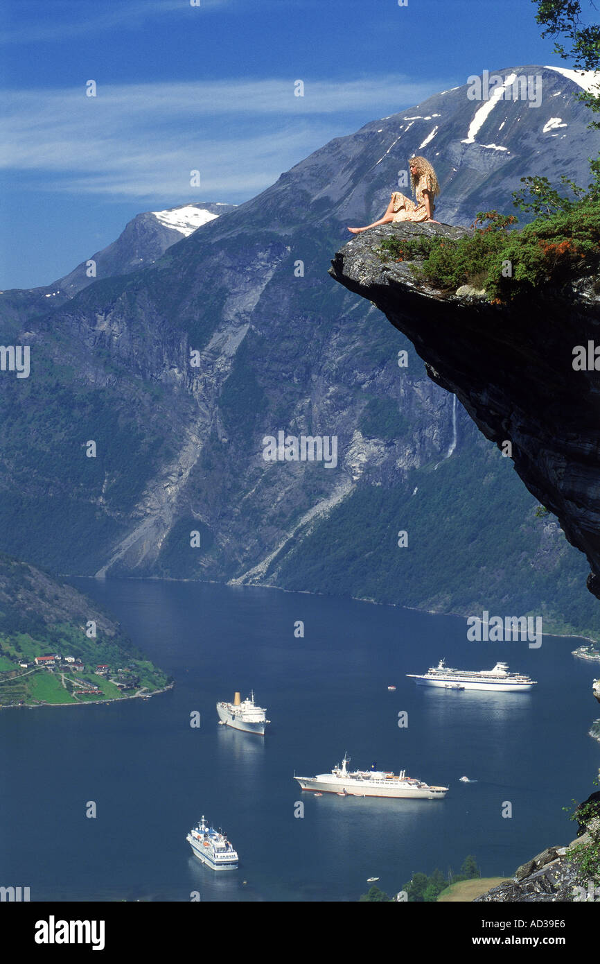 Vier Fahrgastschiffe im Geirangerfjord unter norwegischen Frau am Flydalsjuvet Stockfoto