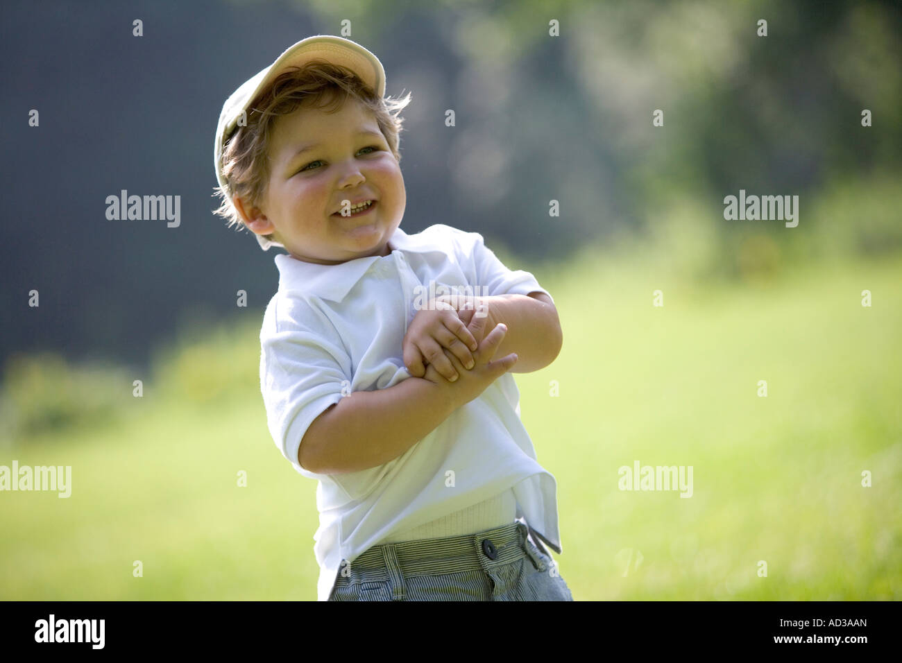 Porträt eines kleinen Jungen mit einer Kappe Stockfoto