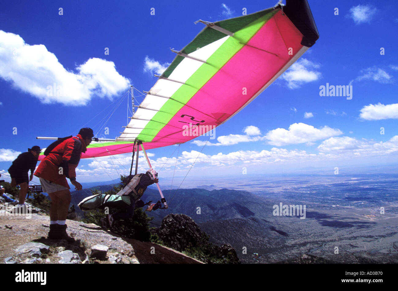 Hängegleiter im Moment von Push off Sandia Peak 11 000 Füße Albuquerque NM Stockfoto