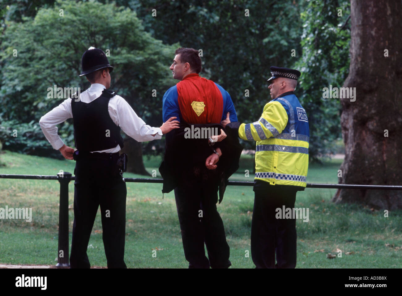 Superman – Väter für Gerechtigkeit Demonstrant – gehalten von zwei London Metropolitan Polizeibeamten Trooping the Colour, 2007 Stockfoto