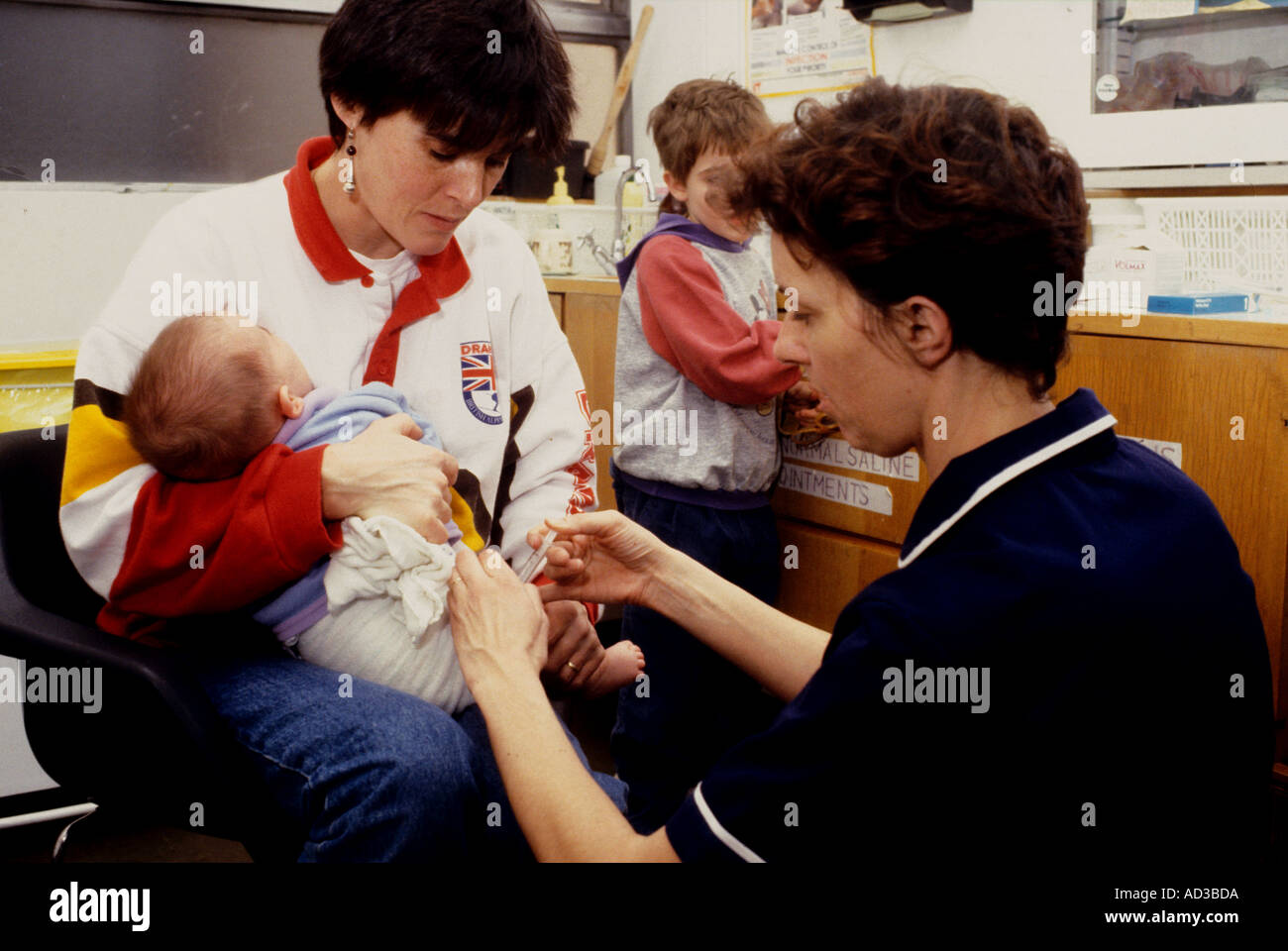 Drei Monate altes Baby wird durch Praxis Krankenschwester bei der Operation immunisiert Stockfoto