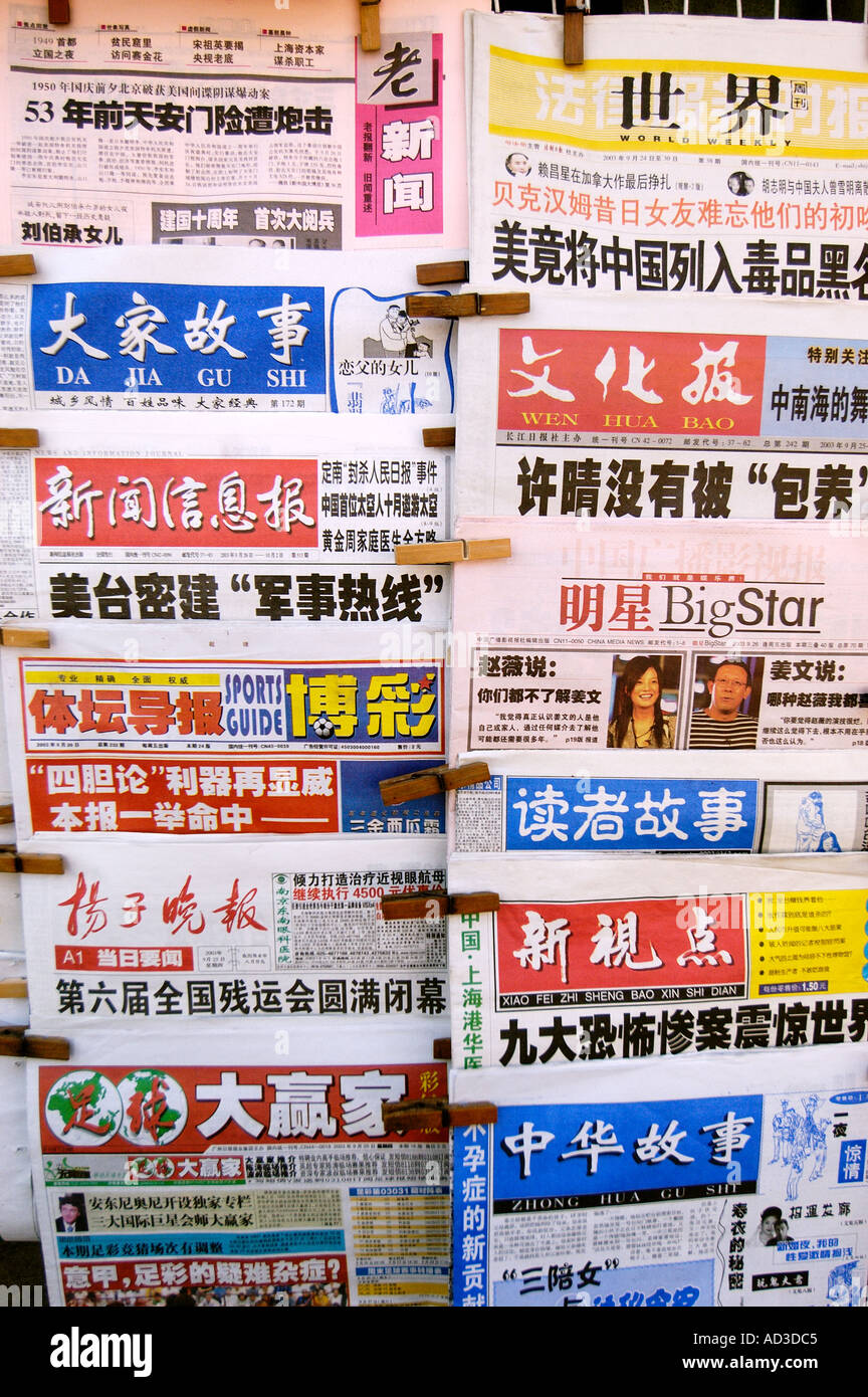 Chinesische Zeitungen auf einem Messestand in Shanghai China Stockfoto