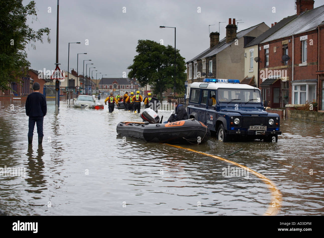 HOCHWASSER IN DEN STRAßEN VON BENTLEY DORF YORKSHIRE ENGLAND JUNI 2007 Stockfoto