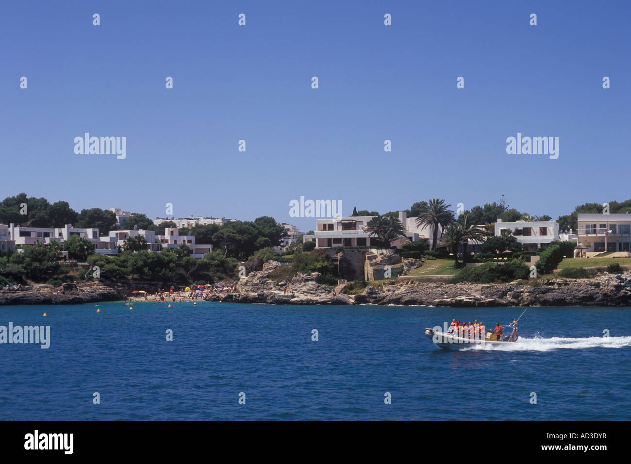 Blick nach Süden in der Nähe von Cala d ' or Yachthafen - mit Seaward hoch gebunden beschleunigen Sea Rider RIB vorbei an Küsten Luxusimmobilien und die Stockfoto