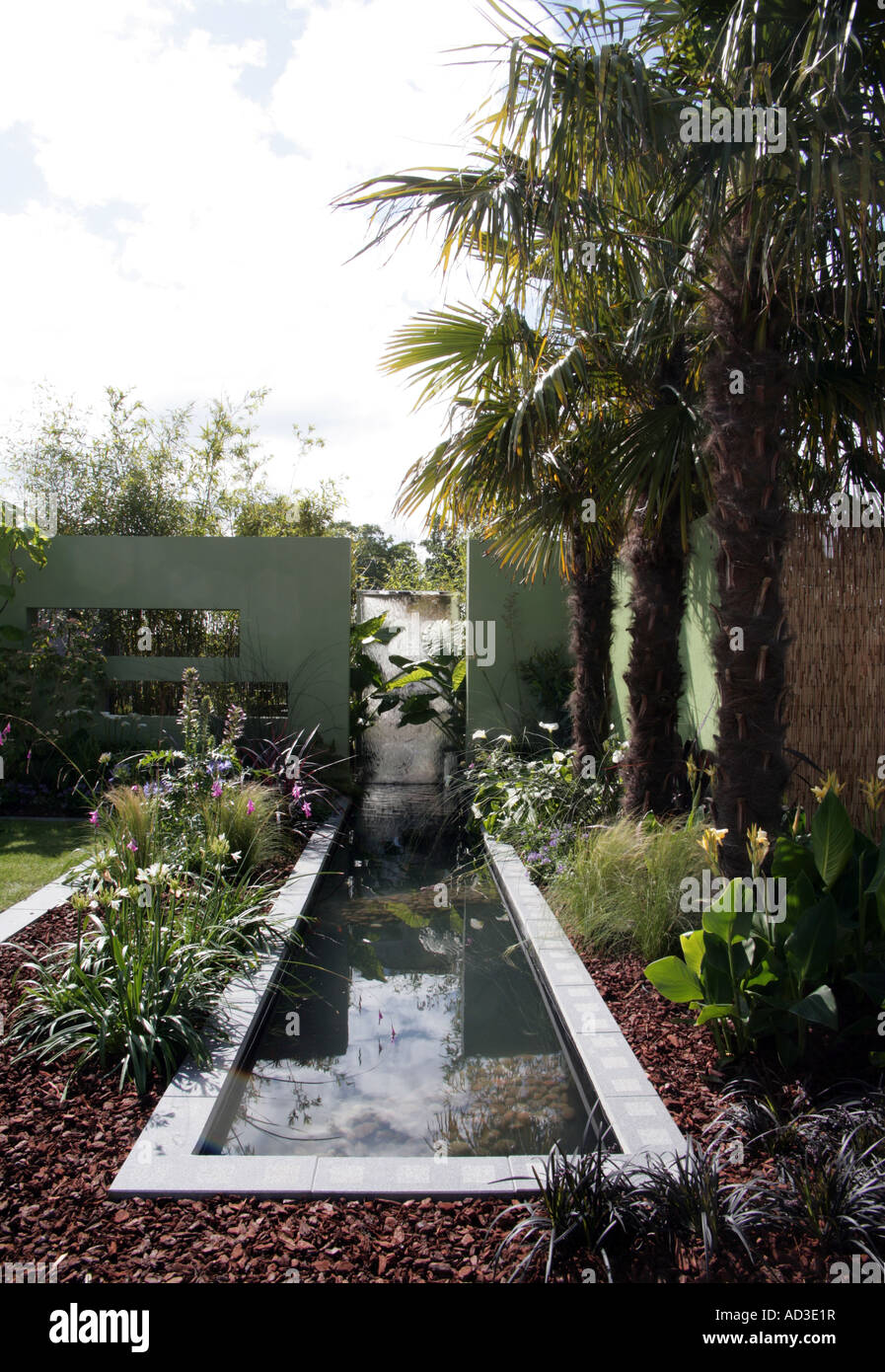 Kanal im Garten, entworfen von irischen Designer Paul Martin bei Bloom 2007 Dublin Gartenschau Stockfoto