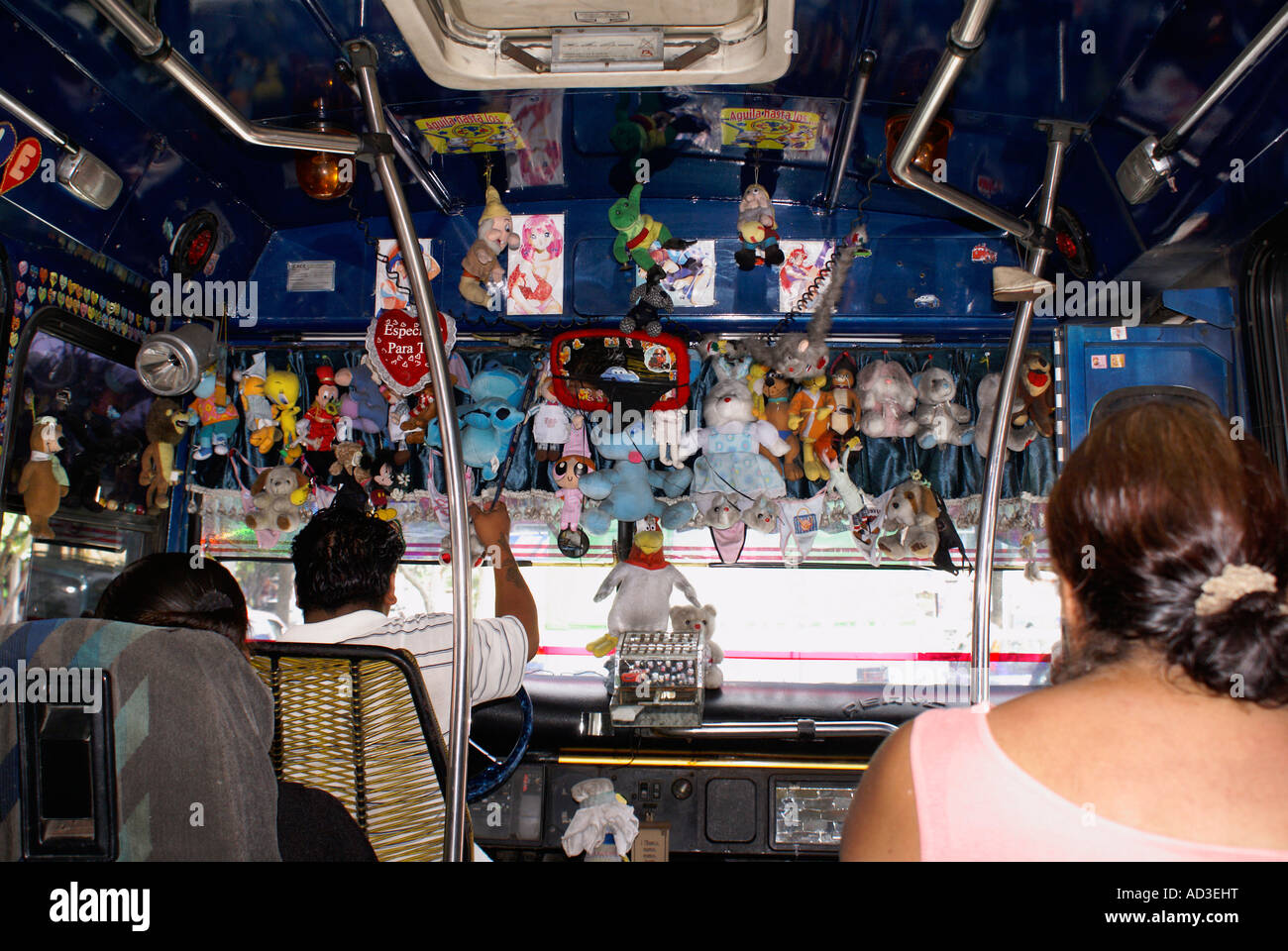 Stofftier Tiere aus der durcheinandergeworfen Armaturenbrett des öffentlichen Bus in Acapulco, Mexiko hängen Stockfoto