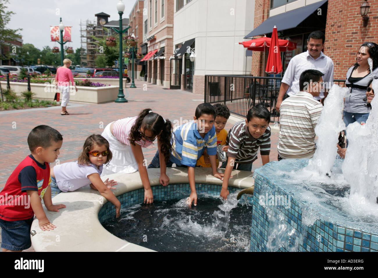 Newport News Virginia,City Centre at Oyster Point,hispanische Familien Eltern Eltern Kinder,Brunnen,Junge Jungen männliche Mädchen,Mädchen weibliche Kinder Stockfoto