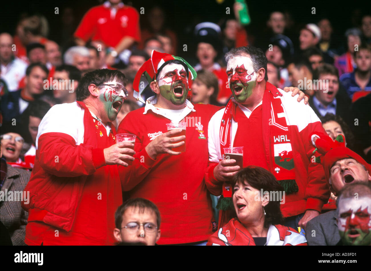 Welsh Rugby Fans Millenium Centre Cardiff City Centre South Glamorgan Wales UK 23151SB Stockfoto