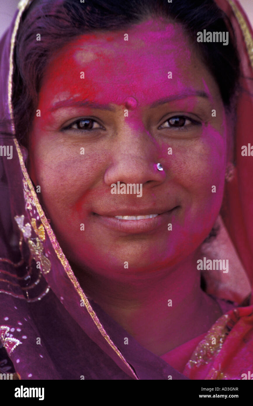 Frau in bunte Pulver von Holi, Jaipur, Indien Stockfoto