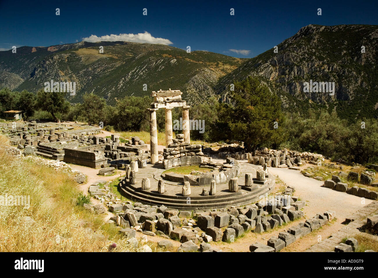 Die Tholos neben Heiligtum der Athena Pronaia in Delphi mit Parnass in Ferne Festland Griechenland Europa Stockfoto