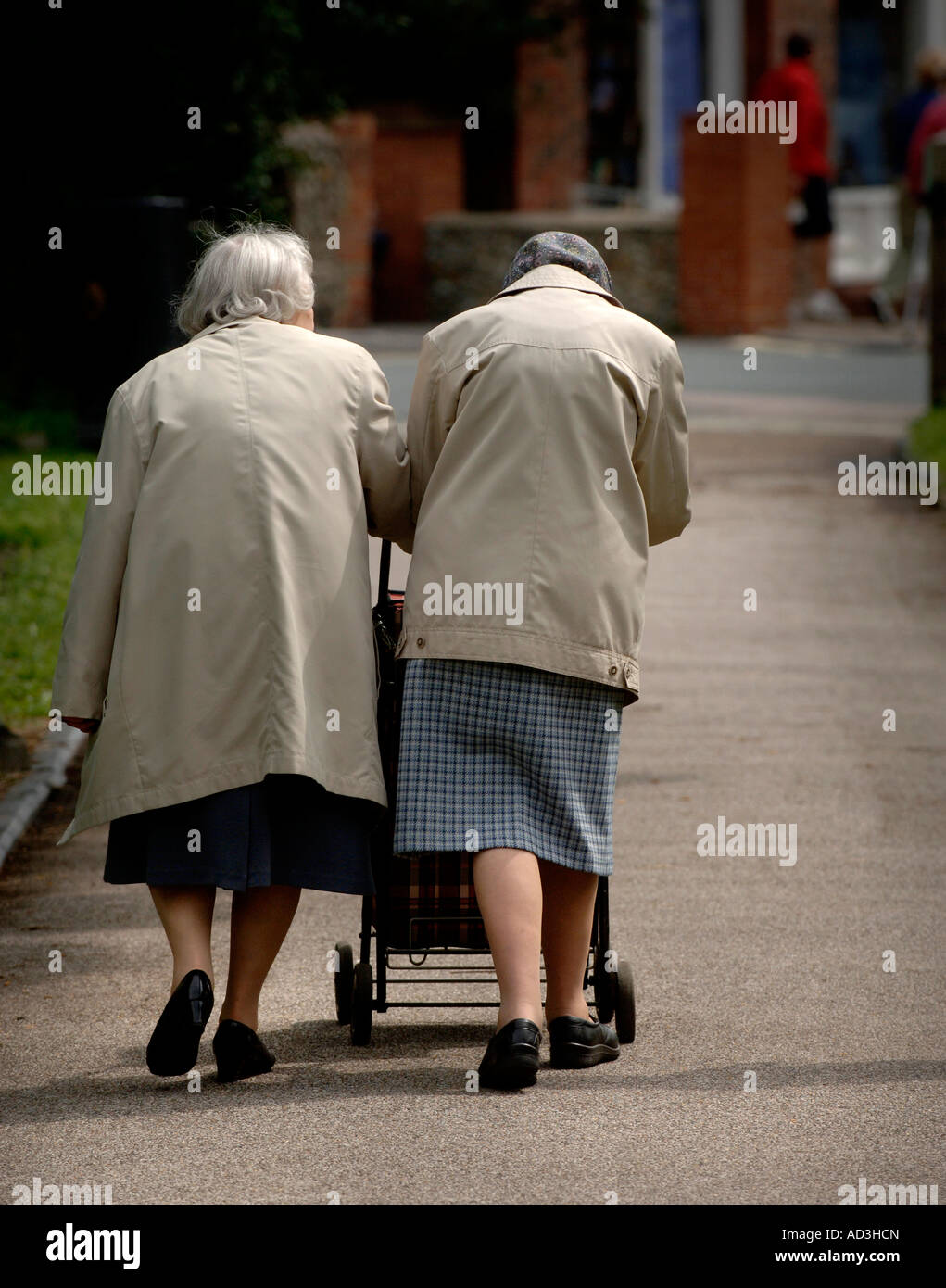 Sozialfürsorge: Zwei Rentner gehen einen Fußweg entlang Seite an Seite. Bild von Jim Holden. Stockfoto