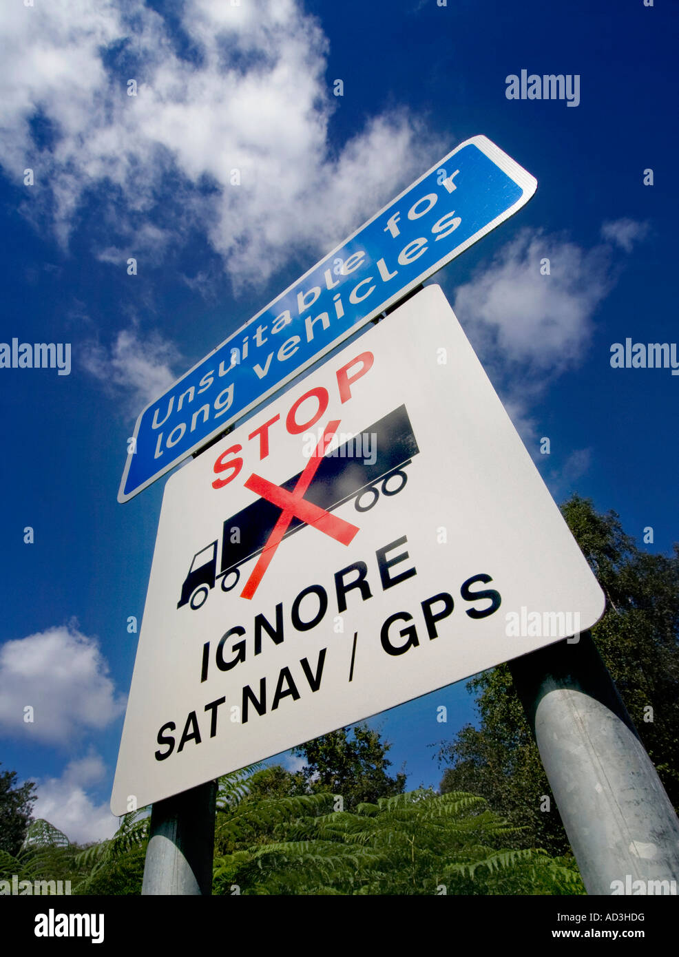 Dorfbewohner setzen ein Zeichen "ignorieren Sat Nav" LKW-Fahrer ungeeignet Route für lange Fahrzeuge zu warnen. Bild von Jim Holden. Stockfoto