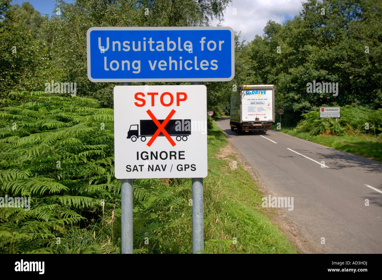 Dorfbewohner setzen ein Zeichen "ignorieren Sat Nav" LKW-Fahrer ungeeignet Route für lange Fahrzeuge zu warnen. Bild von Jim Holden. Stockfoto