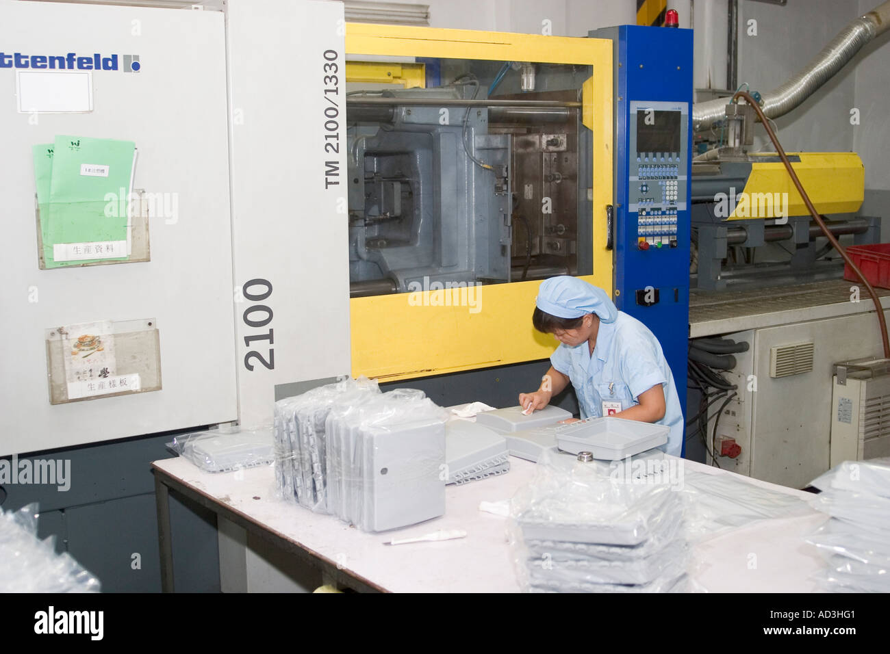 Chinesische Frauen arbeiten mit Plastic Injection Molding High-Tech Maschinenfabrik China Stockfoto