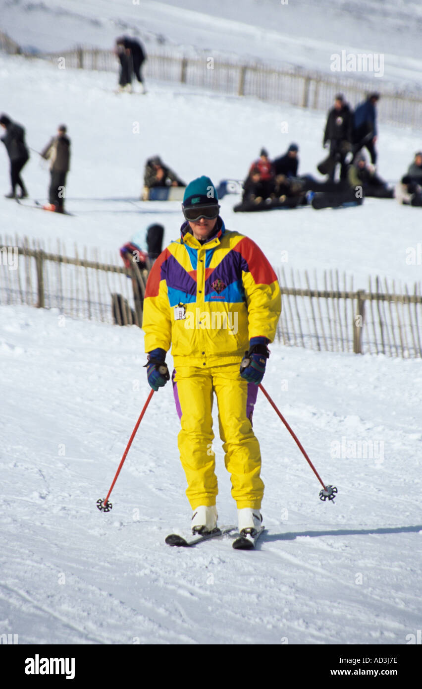 MORAY Schottland UK Februar Mann in einem hellen Gelb Skianzug Skifahren  nach unten auf die Pisten im Lecht Ski Centre Stockfotografie - Alamy