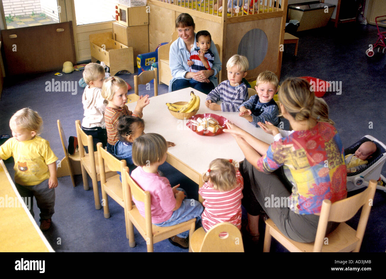 Kinder Essen in einer Kindertagesstätte Stockfoto