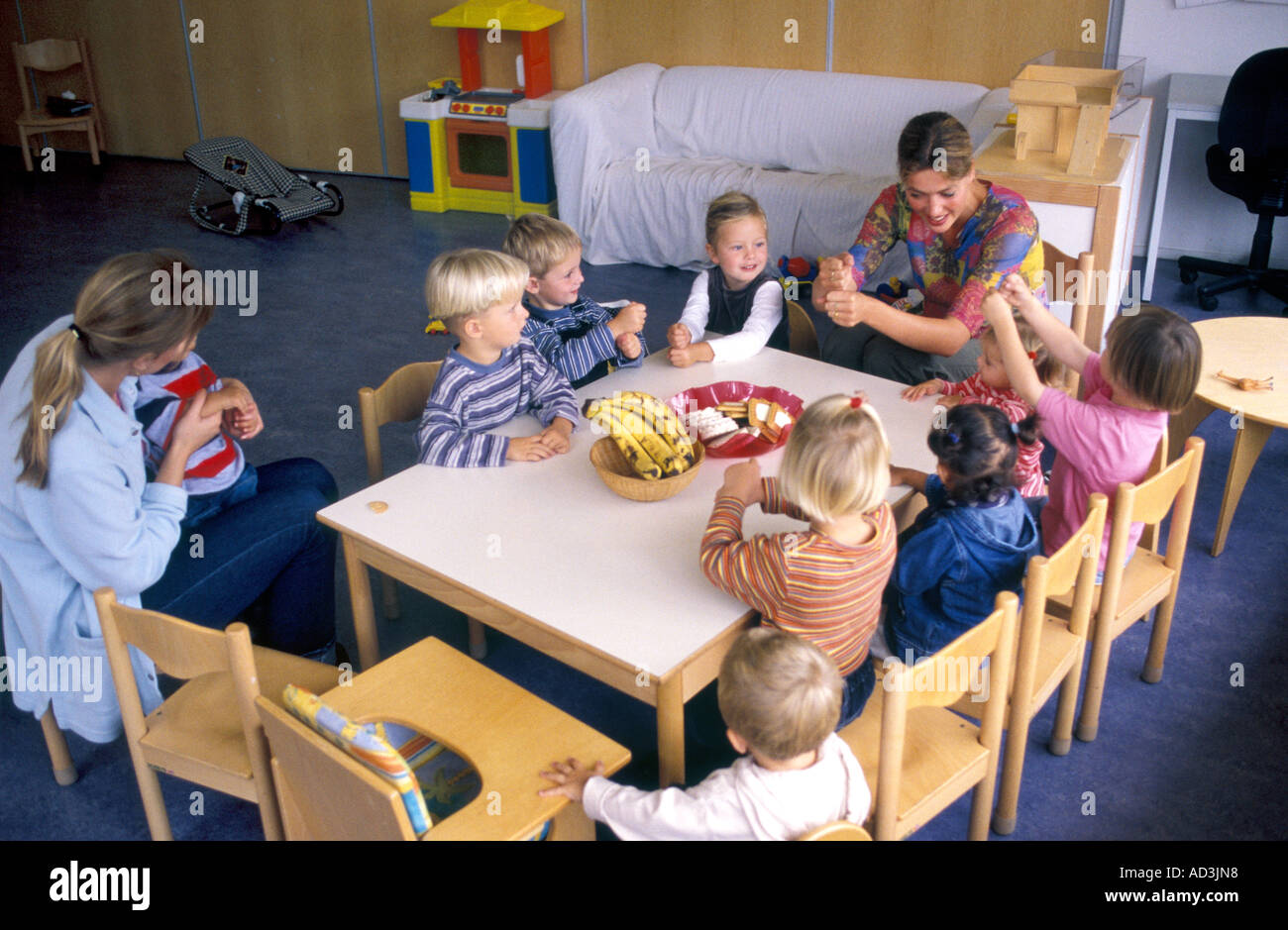 Kinder Essen in einer Kindertagesstätte Stockfoto