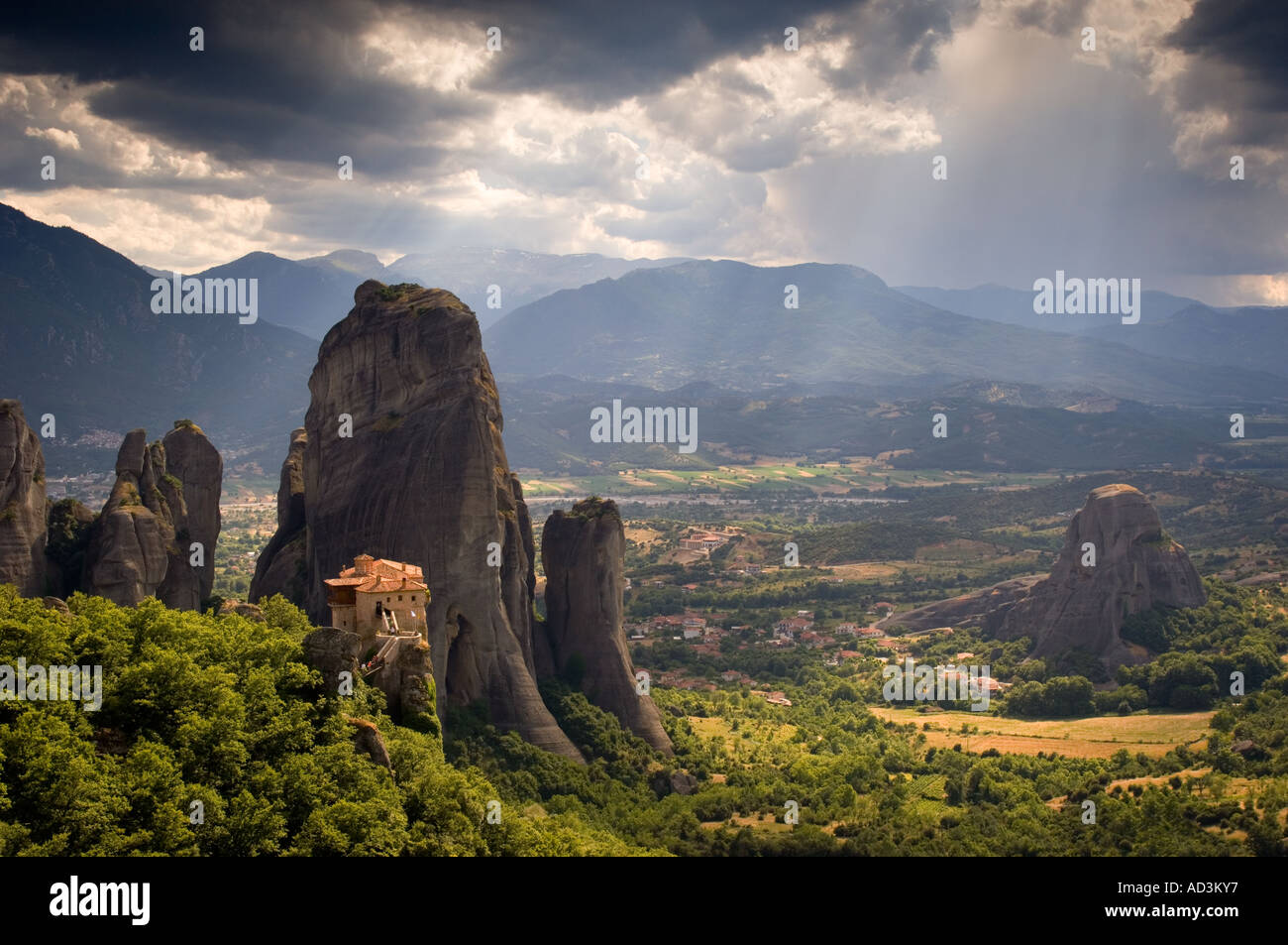 Rousanou Kloster der Meteora und die östlichen Pindos Berge des Festlands Griechenland Europa Stockfoto