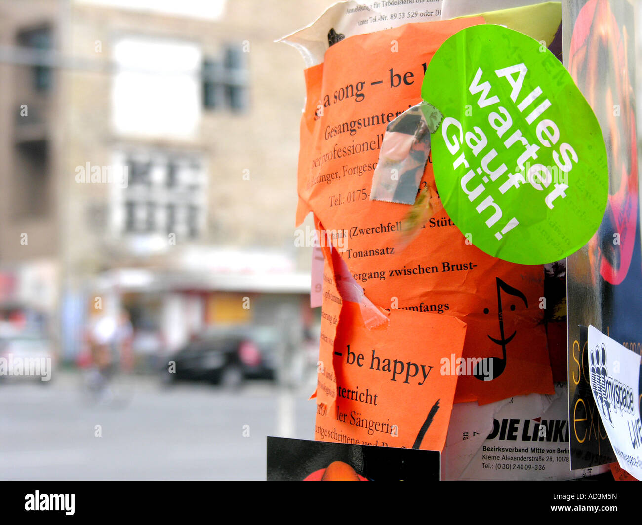 Plakate, Flyer und Aufkleber auf eine Ampel Pol in Ost-Berlin Deutschland Europa veröffentlicht Stockfoto