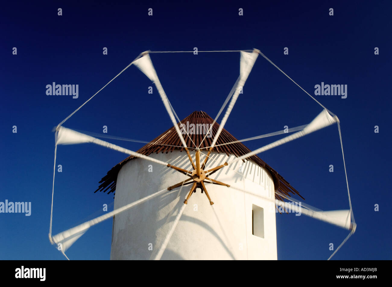 Windmühle und Tuch Segeln in der Nähe von Oia auf griechischen Insel von Santorini Griechenland Europa Stockfoto